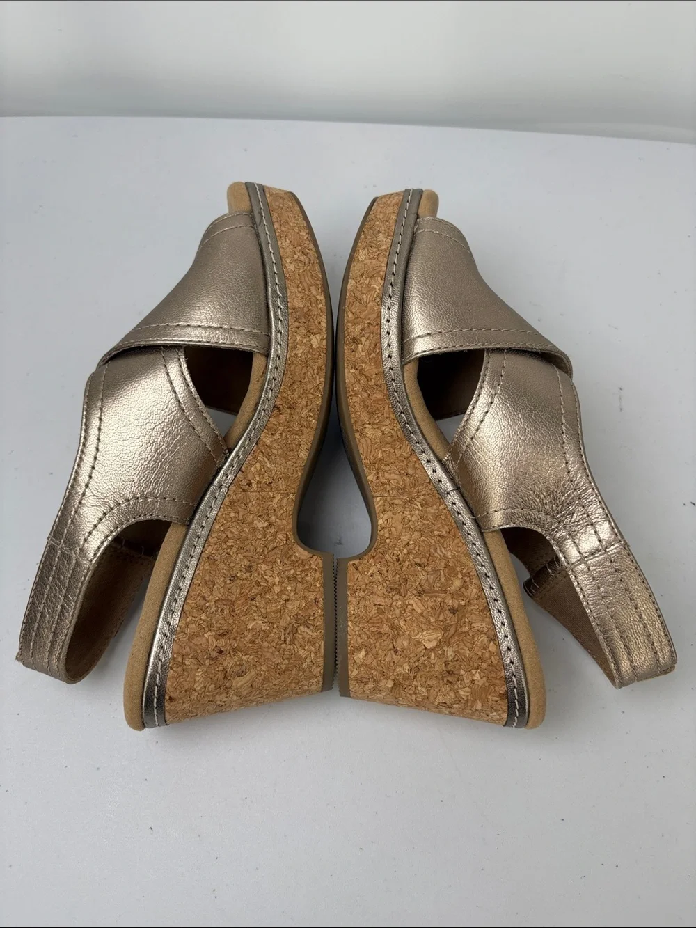 🍀 Clarks Metallic Gold Leather Wedge Sandals